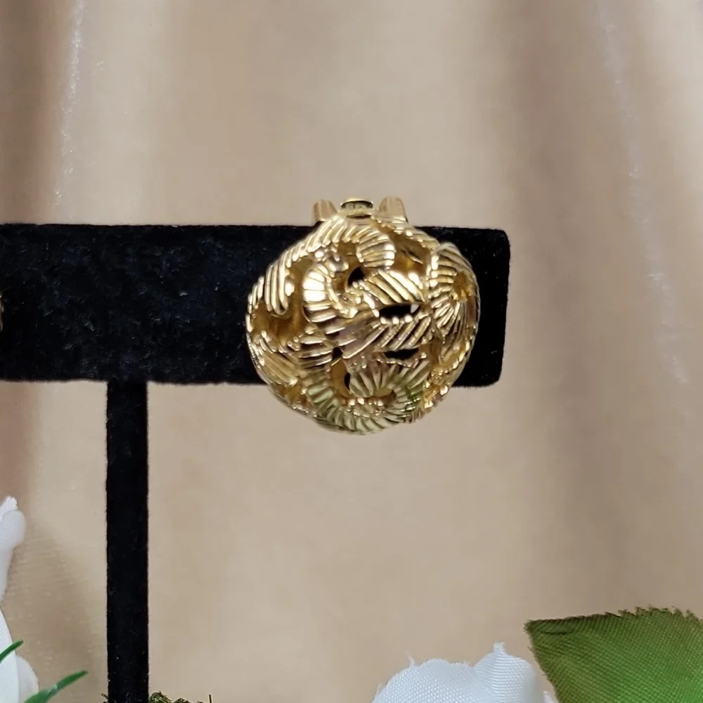 Dior Earrings - Picture 2 of 3